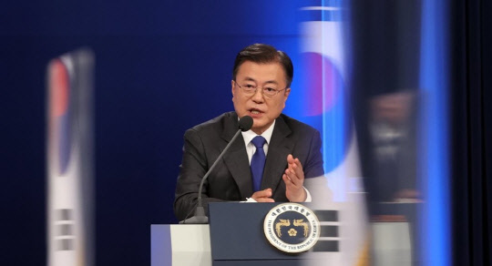 문재인(사진) 대통령이 10일 청와대 춘추관에서 취임 4주년 특별연설을 마치고 기자의 질문에 답하고 있다. <연합뉴스>